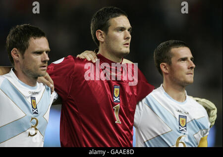 Scozia Graham Alexander , Craig Gordon e Barry Ferguson line up contro la Francia durante il qualificatore europeo presso il Parc des Princess a Parigi Foto Stock