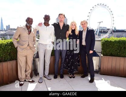 (Da sinistra a destra) Yule Masiteng, Djimon Hounsou, Alexander Skarsgard, Margot Robbie e Christoph Waltz durante il photocall a promuovere il nuovo film, la leggenda di Tarzan, al Corinthia Hotel di Londra. Foto Stock