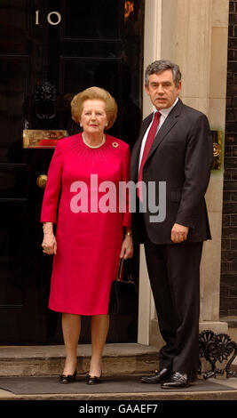 Il primo ministro britannico Gordon Brown dà il benvenuto alla baronessa Thatcher nella sua vecchia residenza ufficiale al 10 di Downing Street, questo pomeriggio. Foto Stock