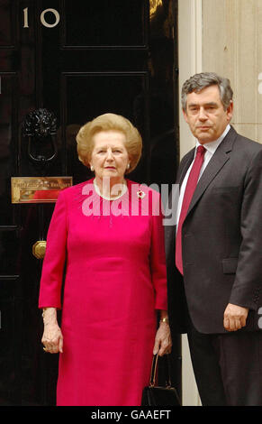 Il primo ministro britannico Gordon Brown dà il benvenuto alla baronessa Thatcher nella sua vecchia residenza ufficiale al 10 di Downing Street, questo pomeriggio. Foto Stock