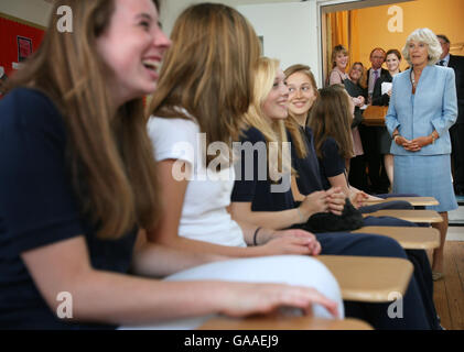 La Duchessa di Cornovaglia incontra gli alunni durante una visita alla Queen's Gate School di Kensington, a ovest di Londra. Foto Stock