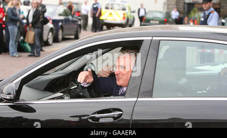 Taoiseach Bertie Ahern lascia il Tribunale di Mahon dopo aver fatto domande sui suoi affari finanziari degli anni '90. Foto Stock