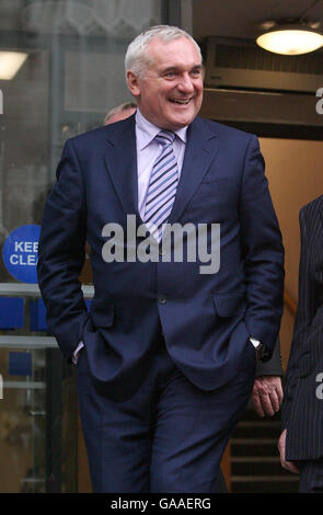 Taoiseach Bertie Ahern lascia il Tribunale di Mahon dopo aver fatto domande sui suoi affari finanziari degli anni '90. Foto Stock