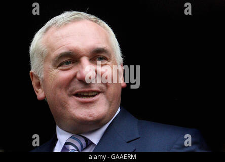 Taoiseach Bertie Ahern lascia il Tribunale di Mahon dopo aver fatto domande sui suoi affari finanziari degli anni '90. Foto Stock