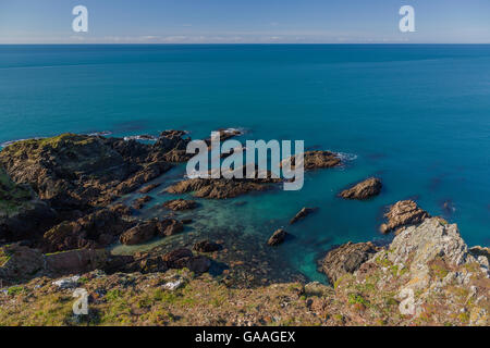 Le scogliere di ardesia del lato sud del Burgh Island, South Devon, Inghilterra, Regno Unito Foto Stock