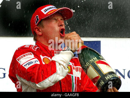 Kimi Raikkonen di Ferraris festeggia dopo aver vinto il Gran Premio del Belgio a Spa-Francorchamps, in Belgio. Foto Stock