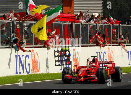 Kimi Raikkonen di Ferraris festeggia dopo aver vinto il Gran Premio del Belgio a Spa-Francorchamps, in Belgio. Foto Stock