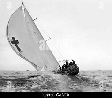 AJAX NEWS FOTO. Giugno, 1971. SOLENT, Inghilterra. - Nella Battaglia - YACHT BATTLECRY, una contender per il BRITISH ADMIRAL'S CUP, ottiene fuori ad un inizio di volo sul primo tratto di LE HAVRE - Royal Sovereign gara durante una serata START. Foto:JONATHAN EASTLAND/AJAX REF: YA/BATTLECRY GB 1971. Foto Stock