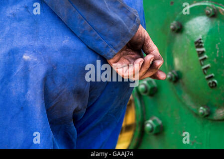 L'olio coperti mano di un lavoratore manuale. Foto Stock