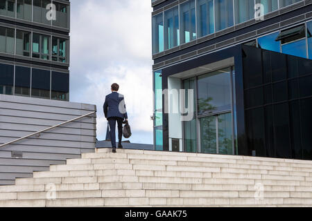 In Germania, in Renania settentrionale-Vestfalia, Colonia, scale presso la piazza Kennedy presso la Lanxess Torre nel quartiere Deut. Foto Stock