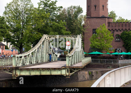 Germania, Colonia, torre di Malakoff, e aprire il ponte girevole all'entrata del porto di Rheinau Harbour, questo ponte è l'ol Foto Stock