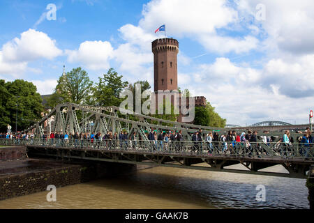 Germania, Colonia, la Torre Malakoff e il ponte girevole all'entrata del porto di Rheinau Harbour, questo ponte è il più antico Foto Stock