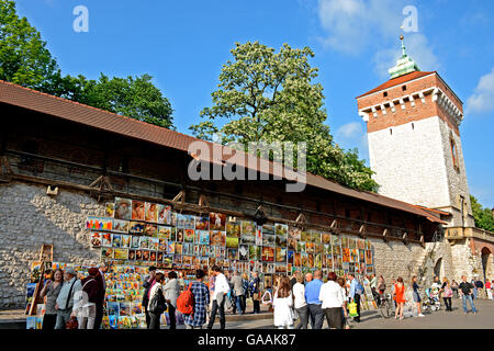 Vari stili di dipinti esposti nei pressi di Cracovia alle mura della vecchia città, per la vendita ai turisti, Cracovia in Polonia Foto Stock