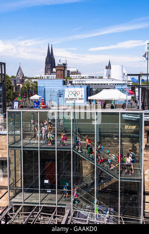 Germania, Colonia, Tedesco Sport e Museo Olimpico a Rheinau Harbour, sullo sfondo la cattedrale. Foto Stock