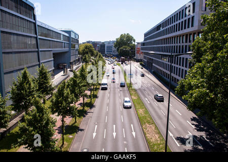 Germania, Colonia, strada Holzmarkt, sulla sinistra la RheinauArtOffice presso il porto di Rheinau, office di Microsoft Nord Reno Foto Stock