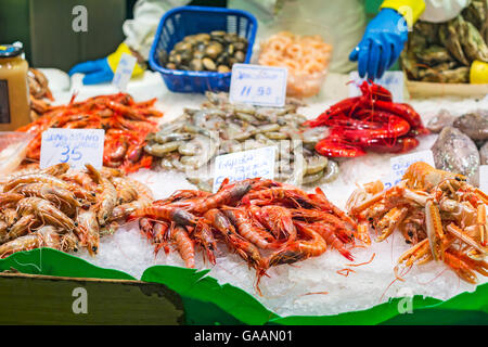 Gamberi e gamberetti, piatti a base di frutti di mare freschi al mercato del pesce a Barcellona Foto Stock