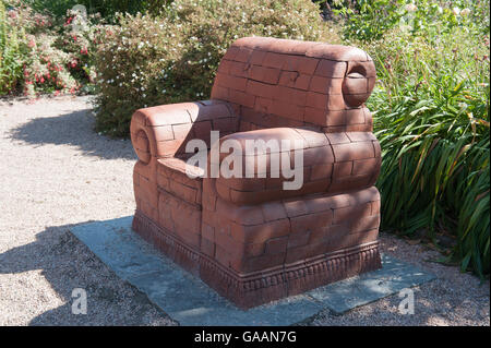 Poltrona fatta di mattoni di ceramica sul display nel giardino di RHS Rosemoor, Devon, Inghilterra, Regno Unito Foto Stock