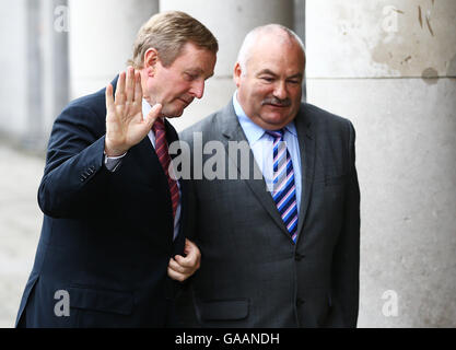 Taoiseach Enda Kenny (sinistra) arriva per il Nord Sud Riunione Ministeriale presso il Castello di Dublino a Dublino, Irlanda. Foto Stock