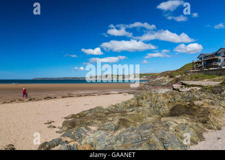 Guardando ad ovest lungo la South Devon costa da Bigbury sul mare, Devon, Inghilterra, Regno Unito Foto Stock