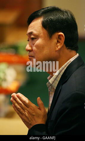 Il Dott. Thaksin Shinawatra, ex primo Ministro della Thailandia, durante le preghiere al Dhammakaya Center for Buddists Meditation a Knaphill, Surrey, un anno dopo essere stato cacciato dal suo ufficio. Foto Stock