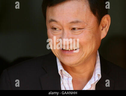 Il Dr. Thaksin Shinawatra, ex primo Ministro della Thailandia, arriva al Dhammakaya Center for Buddisthist Meditation di Knaphill, Surrey, un anno dopo essere stato cacciato dal suo incarico. Foto Stock