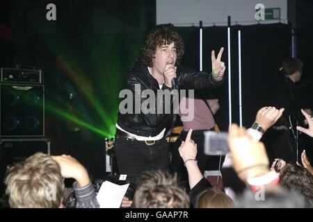 Matt Bowman dei Pigeon Detectives si esibisce al Vodafone Live Music Awards 2007 presso Brompton Hall, Earls Court, London, SW5. Foto Stock