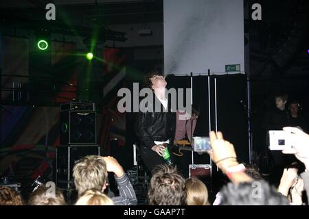 Matt Bowman dei Pigeon Detectives si esibisce al Vodafone Live Music Awards 2007 presso Brompton Hall, Earls Court, London, SW5. Foto Stock