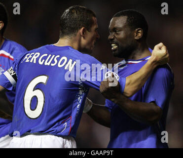 Rangers Jean Claude Darcheville festeggia il punteggio contro Stoccarda con Barry Ferguson durante la partita UEFA Champions League Group e all'Ibrox Stadium di Glasgow. Foto Stock