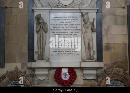 Ci sono numerosi memoriali sulle pareti di eroi militari, così come per le unità e le campagne. La Cattedrale di Canterbury. Foto Stock