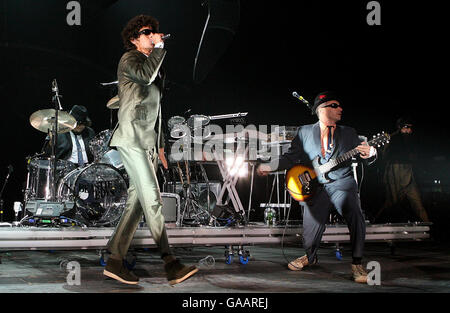 Beastie Boys Mike D (Mike Diamond) (a sinistra) e ad-Rock (Adam Horovitz) (a destra) durante il loro concerto alla Brixton Academy, a sud di Londra. Foto Stock