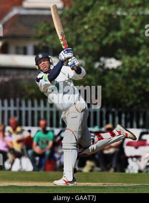 Il capitano dell'Hampshire Shane Warne colpisce un Six durante i suoi inning di 46 contro Worcestershire durante la partita della Liverpool Victoria County Championship Division uno a Chester Road North Ground, Kidderminster. Foto Stock