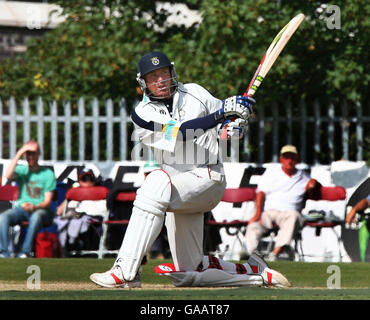 Il capitano dell'Hampshire Shane Warne ha fatto quattro colpi durante i suoi inning di 46 contro Worcestershire durante la partita di Liverpool Victoria County Championship Division One a Chester Road North Ground, Kidderminster. Foto Stock