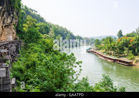 Bellissimo paesaggio Kwai Noi fiume morte sotto il ponte ferroviario e floating resort a grotta Krasae nella provincia Kanchanaburi Thai Foto Stock