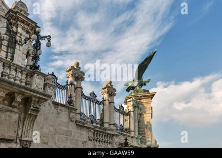 Turul eagle vicino a Buda Royal Palace cancello di ingresso a Budapest, Ungheria Foto Stock