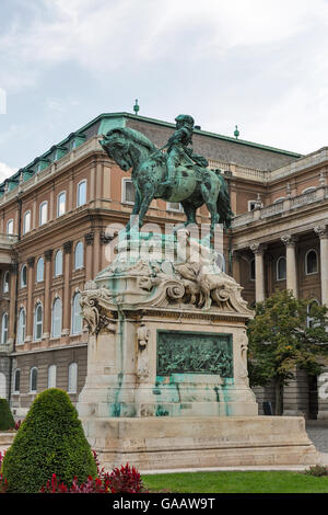 Statua equestre del Principe Eugen Savoyai di fronte allo storico Palazzo Reale nel Castello di Buda. Budapest, Ungheria. Foto Stock