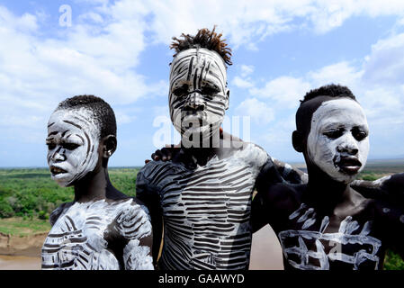 Karo ragazzi con pelle decorativo dipinto. Karo tribù, Omo, Etiopia, Novembre 2014 Foto Stock