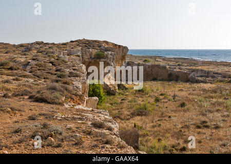 Antiche mura della città resti nelle tombe dei re antica necropoli del IV secolo A.C. Paphos, Cipro. Foto Stock