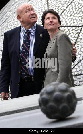 L'ex cosmonauta Alexei Leonov, il primo uomo a camminare nello spazio, con la prima donna britannica nello spazio Helen Sharman, presso lo Sheraton Hotel di Edimburgo, a lanciare il 20° Congresso planetario annuale che si svolge in città questa settimana. Foto Stock