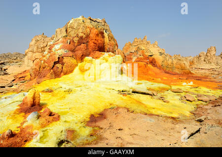 Dallol primavera calda con sale concrezioni colorate da zolfo, potassio e ferro, Dallol Vulcano, Danakil depressione, Etiopia, marzo 2015. Foto Stock