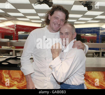 Il celebre chef Marco Pierre-White festeggia con il vincitore dell'Hell's Kitchen 2007 Barry McGuigan secondi dopo che McGuigan è stato annunciato il vincitore assoluto del concorso Reality TV presso i Three Mills Studios nella zona est di Londra. Foto Stock