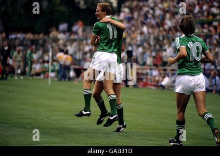 Il Billy Hamilton dell'Irlanda del Nord festeggia il punteggio di uno dei suoi due obiettivi nel gioco Foto Stock