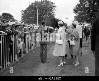 La regina Elisabetta II e la principessa Margaret fanno una confusione della restaurazione del colt della regina nel recinto unsadling dopo che aveva vinto il re Edoardo VII Stakes a Ascot reale. Foto Stock