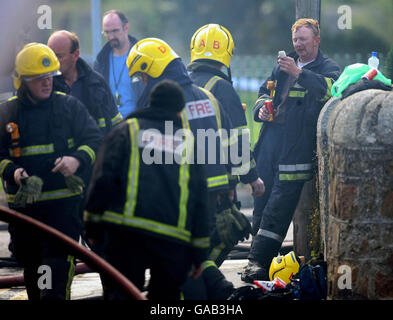 Vigili del fuoco uccisi in un blaze di magazzino. I vigili del fuoco stanno sulla scena di un incendio a Bray, Co Wicklow erano due vigili del fuoco persi la loro vita oggi. Foto Stock