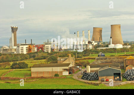 Questa mattina vengono demolite due delle quattro torri di raffreddamento del sito nucleare di Sellafield a Cumbria. Foto Stock