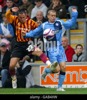Kyle Nix di Bradford e Martin Bullock di Wycombe combattono per la palla durante la partita della Coca-Cola Football League 2 al Valley Parade Stadium di Bradford. Foto Stock