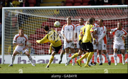 Adam Johnson di Watford segna durante la partita della Coca-Cola Football League Championship a Vicarage Road, Watford. Foto Stock