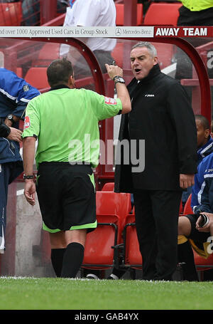 Dave Jones, responsabile della`s di Cardiff, è stato detto di lasciare il scavato dall'arbitro Phil Dowd durante la partita del Coca-Cola Football League Championship all'Oakwell Ground, Barnsley. Foto Stock