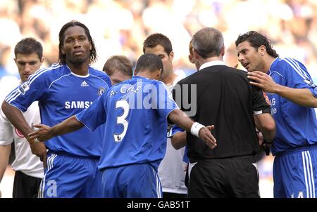 Didier Drogba di Chelsea (a sinistra) viene inviato dall'arbitro Martin Atkinson. Foto Stock