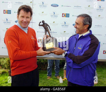 Il capitano dell'Europa continentale Seve Ballesteros (a destra) presenta il trofeo Seve al capitano della Gran Bretagna e dell'Irlanda Nick Faldo dopo la vittoria all'Heritage Golf & Spa Resort di Killenard, Irlanda. Foto Stock