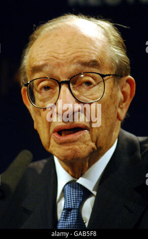 L'ex presidente della Federal Reserve Sir Alan Greenspan durante il suo discorso sulla stabilità finanziaria e le sfide della globalizzazione per il Regno Unito, presso la sede centrale di Reuters a Canary Wharf, a est di Londra. Foto Stock